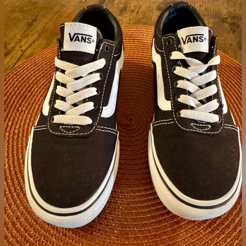 Vans Platform Low-Top Skate Shoes, Black and White - Little kid size 2, Unisex - Picture 3 of 5